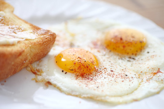 Fried eggs with smoked paprika and toast