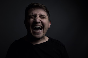 Portrait vor Schmerz schreiender Mann