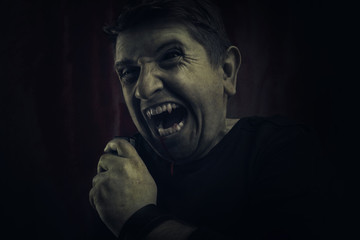 Besessener Vampir reisst Maul auf