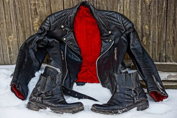 чёрная куртка  с красной подкладкой и ботинки в снегу © butus