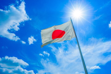 日本の国旗と青空