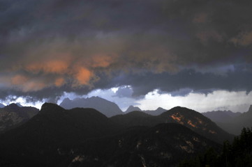 Fototapeta premium Gewitter im Anmarsch, finstere Gewitterwolken über den Berggipfel