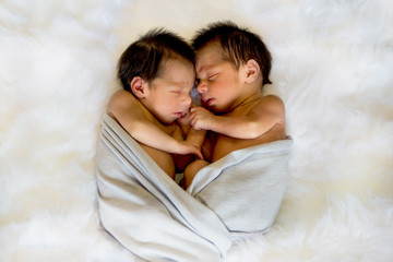 Newborn twins boy and girl sleeping together - obrazy, fototapety, plakaty