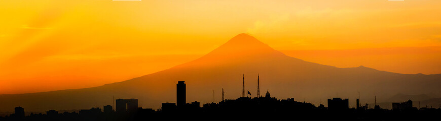 Skyline de Puebla en México. Ciudad y Volcán.