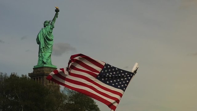 New York: Lady Liberty, with american flag