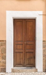Fototapeta na wymiar Braune Haustür aus Holz