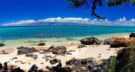 Blick nach Molokai von Kaanapali Beach auf Maui, Hawaii, USA.