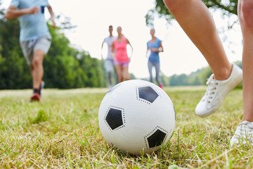 Fußball im Park als Freizeitsport © Robert Kneschke