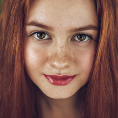 Fototapeta premium Kosmetyczka piegi portret nastolatka ze zdrową skórą i rudymi włosami, skwaśniałe włosy, imbirowa dziewczyna, oczy twarz