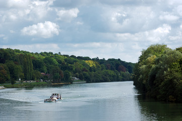 Fototapeta na wymiar Péniche sur la Seine en Seine et Marne
