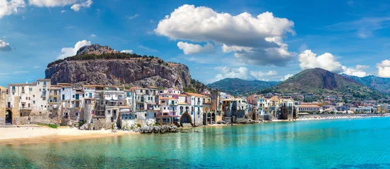 Fotobehang Zandstrand in Cefalu op Sicilië © Sergii Figurnyi