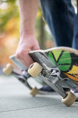 Junger Mann mit Skateboard, Innenstadt, Wheels und Trucks