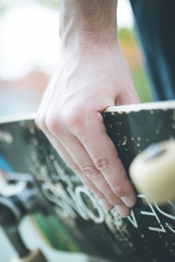 Fototapeta na wymiar Junger Mann mit Skateboard, Innenstadt, Wheels und Trucks