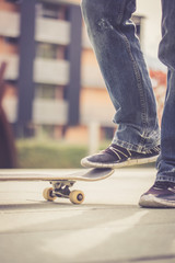 Fototapeta premium Junger Mann mit Skateboard, Innenstadt