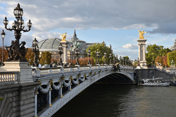 Fototapeta na wymiar Pont Alexandre III franchissant la Seine à Paris, France