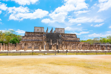 Fototapeta na wymiar Temple of Kukulkan in Chichen Itza, Yucatan, Mexico