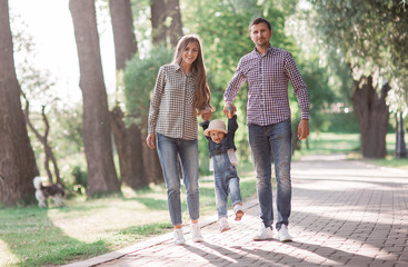 Obraz premium sunny pictures of a happy married couple with a dog and a child