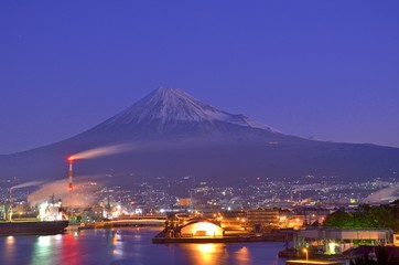 富士山と田子の浦港