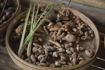 Ingwer in Holzschale, Bali, Indonesien, Asien