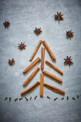 Form eines Weihnachtsbaumes aus Zimtstangen mit Sternanis und Gewürznelken