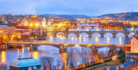 Fototapeta premium Klasyczny widok na Pragę o zmierzchu, panorama mostów na Wełtawie, widok z góry, piękny widok na mosty. Zimowa sceneria. Praga jest znanym i niezwykle popularnym celem podróży. Republika Czeska.