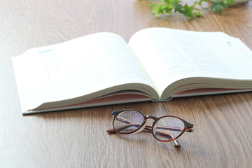 メガネと本