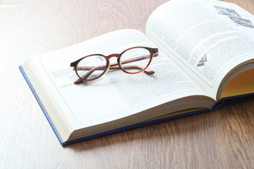 メガネと本
