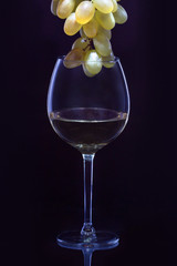Бокал с вином и виноград