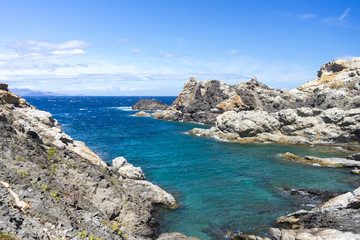 Klares Wasser in einer Bucht am Cap Creus, Katalonien, Spanien