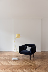 blauer Samtsessel in Altbauwohnung