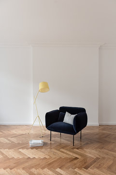 blauer Samtsessel in Altbauwohnung