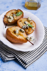 Baked pears with nuts