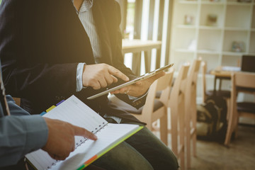 Obraz premium Business people meeting at working with financial and a tablet