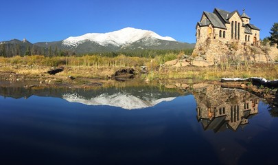 Chapel on the Rock in Colorado with Rocky Mountains in background
