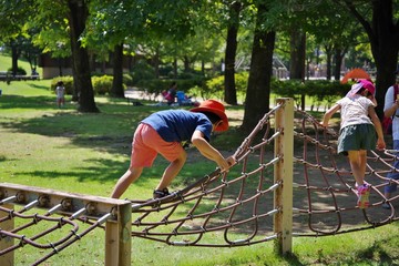 遊具で遊ぶ男の子