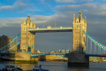 Obraz na płótnie Canvas Ponorama of the Tower Bridge, across the Senu in London.
