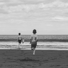 Fototapeta na wymiar Children running to the sea.
