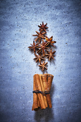 symbolische Kerze aus Zimtstange und Sternanis