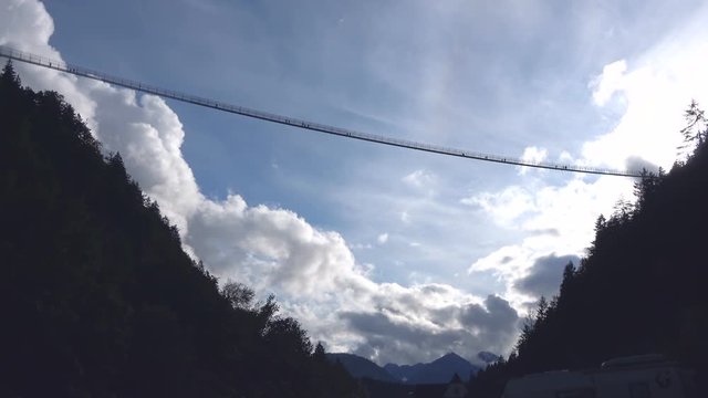 H&auml;ngebr&uuml;cke bei Reutte, Tirol, &Ouml;sterreich, Tourismus, 4K