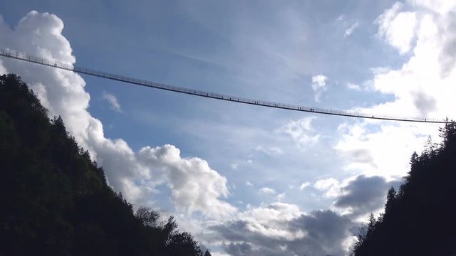 H&auml;ngebr&uuml;cke bei Reutte, Tirol, &Ouml;sterreich, Tourismus, 4K