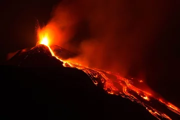 Fotobehang Eruzione sul vulcano Etna con lunga colata di lava vista di notte © Sebàstian