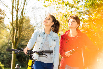 Mutter mit Tochter Fahren zusammen Rad (herbst)