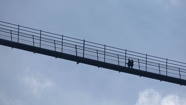 H&auml;ngebr&uuml;cke bei Reutte, Tirol, &Ouml;sterreich, Tourismus, 4K