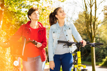 Mutter mit Tochter Fahren zusammen Rad (herbst)