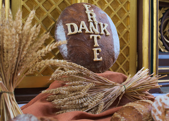 frisches Brot und goldene &Auml;hren