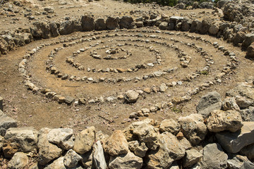 Fototapeta na wymiar Steinspirale beim Kastello in Loutro, bei Sfakia, Südküste Kretas, Griechenland