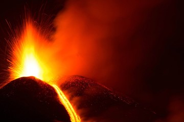 Vulcano Etna in eruzione con esplosione di lava e colata lavica