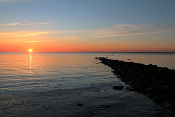 Fototapeta premium Buhne an der Ostsee im malerischen Morgenlicht, Seebestattung, Trauerkarte