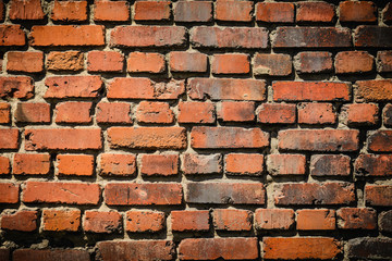 Naklejka premium red brick wall texture grunge background with vignetted corners