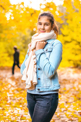 Junges Schönes Mädchen auf Herbstlichem Hintergrund